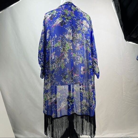 Cardigan with fringe at the bottom sheer  . On a size six mannequin - Picture 3 of 4